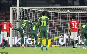 Thủ môn Ai Cập và bí kíp bắt 11m trên... chai nước