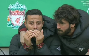 Thiago bật khóc vì chấn thương ngay trước chung kết Carabao Cup
