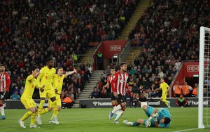 Southampton 1-2 Liverpool: Ngược dòng ngoạn mục, Liverpool đua vô địch tới vòng cuối