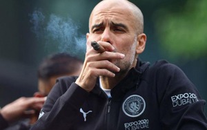 Man City: Guardiola hút xì gà trong lễ diễu hành ăn mừng chức vô địch