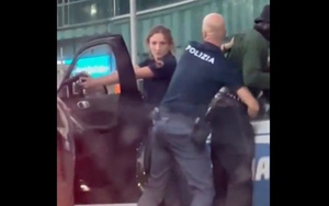 Tiền vệ Chelsea bị cảnh sát chặn xe, chĩa súng vào mặt