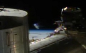 UFO trong suốt lướt ngang qua trạm vũ trụ ISS?