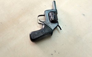 Dùng súng quân dụng bắn chết vợ cũ, chống trả công an rồi tự sát