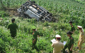 Xe Innova mất lái, lao xuống vực sâu bốc cháy