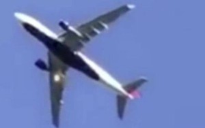 VIDEO: Cận cảnh cháy động cơ chiếc máy bay chở 227 người