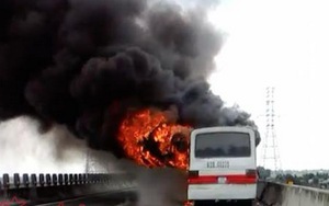 Xe khách 50 chỗ cháy trơ khung trên cao tốc TP Hồ Chí Minh – Trung Lương