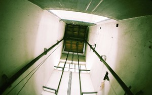 Thang máy đứt cáp, 7 người bị thương