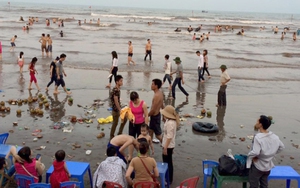 Ngày lễ đi qua, rác còn ở lại…