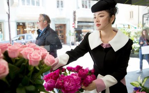 Lý Nhã Kỳ đặt hoa tưởng niệm Công nương Grace Kelly