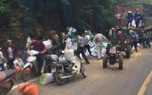 Xe tải chở cám đâm vách đá, 2 người chết, dân lao vào 'hôi của'