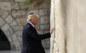 Tổng thống Donald Trump và vợ con cầu nguyện bên Bức tường Than khóc