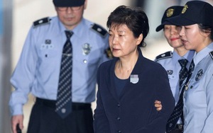 Cựu Tổng thống Hàn Quốc Park Geun-hye bị còng tay, hốc hác trên đường ra hầu tòa