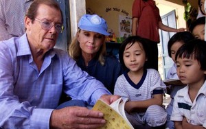 Vĩnh biệt Roger Moore - Một 'James Bond' nhút nhát ngoài đời