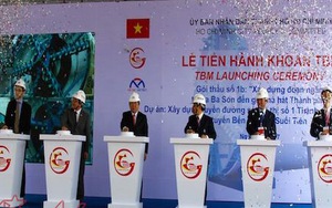 Robot 'quái vật' trăm tấn bắt đầu khoan những mét hầm metro đầu tiên