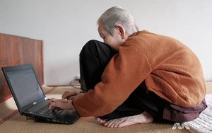 Báo nước ngoài 'phát sốt' với cụ bà gần trăm tuổi lướt phím viết truyện, 'chém' Facebook