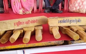 Quan chức Ấn Độ tặng gậy gỗ tự vệ cho 700 cô dâu