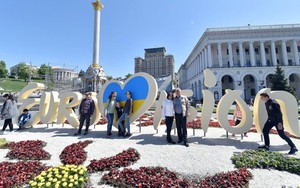 Bị đi tù vì tụt quần trên sân khấu Eurovision 2017