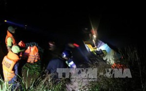 Lật thuyền chở học sinh qua suối, một em mất tích