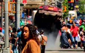 Khoảnh khắc 'xe điên' bay khỏi mặt đất ở Quảng trường Thời New York