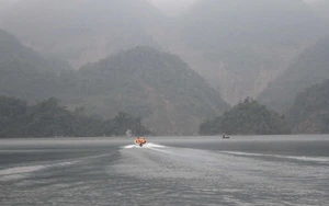 Tàu cuốc rầm rộ hút cát trên sông Đà, người dân chặn giữ xe doanh nghiệp