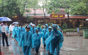 Dòng người đội mưa viếng Lăng Bác