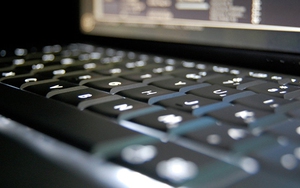 Khám phá laptop 'siêu nhẹ' mới ra mắt của Microsoft