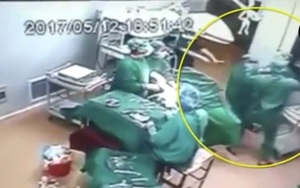 Choáng cảnh hai nhân viên y tế đánh nhau túi bụi khi đang phẫu thuật