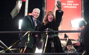 MC nổi tiếng Kathy Griffin bị CNN sa thải sau bức ảnh man rợ về Tổng thống Mỹ