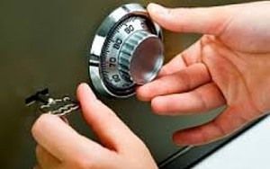 Giao cả két sắt cho ô-sin