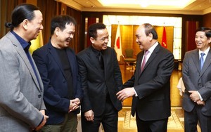 Thủ tướng chứng kiến lễ tặng tranh của các hoạ sỹ Việt Nam tại Nhật Bản