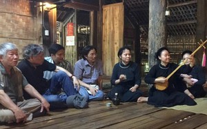 Đàn tính: Ôm đàn em gảy khúc rừng xanh/ Dây mẹ dây cha tiếng đại ngàn