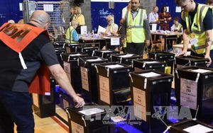 Bầu cử Anh: Đảng Bảo thủ của Thủ tướng Theresa May thu sít sao