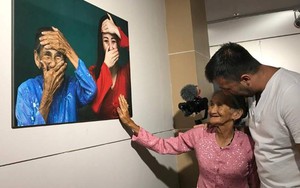 Hồn nhiên như 'Cụ bà đẹp nhất thế giới'