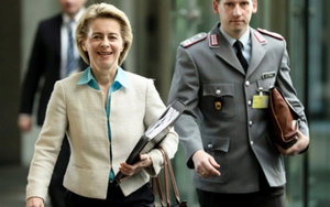 Phụ nữ làm Bộ trưởng Quốc phòng ở châu Âu: Hoa hồng và thanh kiếm