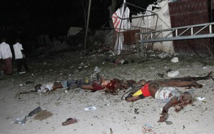 Đánh bom liều chết ở thủ đô Somalia, các tay súng giữ 20 con tin