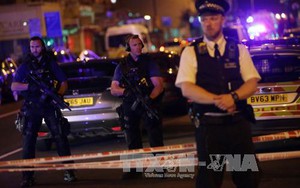 Tấn công bằng dao ngay sau vụ lao xe tải gần đền thờ ở Anh