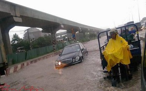 TP Hồ Chí Minh mưa lớn, xa lộ Hà Nội thành sông