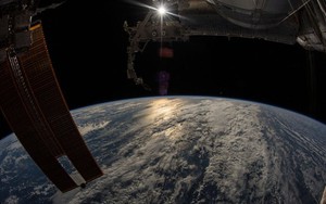 Tháng 11/2017, trái đất sẽ chìm vào bóng tối trong hai tuần, mặt trời chuyển màu xanh?