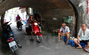 Cuộc sống tại những vòm cầu trăm năm tuổi trên phố Phùng Hưng