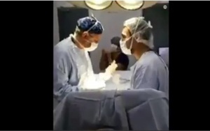 SỐC: Bác sĩ vừa mổ vừa xem trận Chile và Bồ Đào Nha tại Confedrations