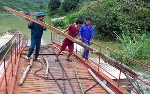 Điều thuyền chở khách miễn phí sau khi cầu phao Bắc Danh bị đứt cáp