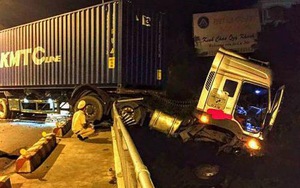 Xe container mất lái treo lơ lửng trên thành cầu Sêrêpốk