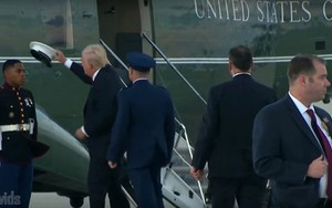 VIDEO: Khi Tổng thống Trump nhặt chiếc mũ, cố đội cho anh lính