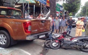 Xe bán tải 'bay' qua dải phân cách, ủi hàng loạt xe ô tô, xe máy