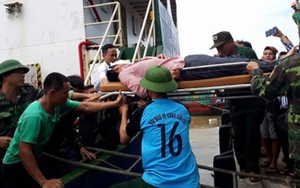 Vụ lật tàu chở than: Đã cứu được 7 người và tìm thấy một thi thể mất tích trên biển Nghệ An