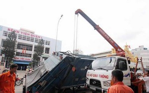 Hỗ tử thần nuốt trọn xe rác nặng 6,5 tấn trên đường phố TP HCM
