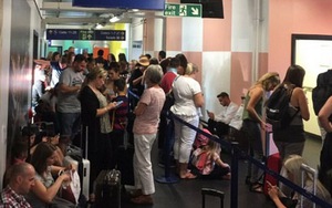 Vợ phi công đẻ, hành khách giận dữ vì phải chờ dài cổ