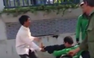Hà Nội: Tranh giành khách, tài xế Grab Bike cầm gạch ném tài xế xe ôm