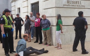 Cảnh sát bắt giữ 80 người tìm cách xông vào trụ sở Quốc hội Mỹ