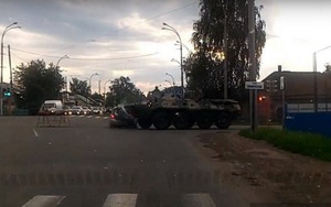 VIDEO: Không thể tin, xe bọc thép chở quân va chạm với xe hơi trên phố